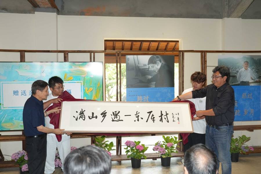 绣球节赏花的游客，与“乡遇东厍·叶辛书院”里的新书首发偶遇了