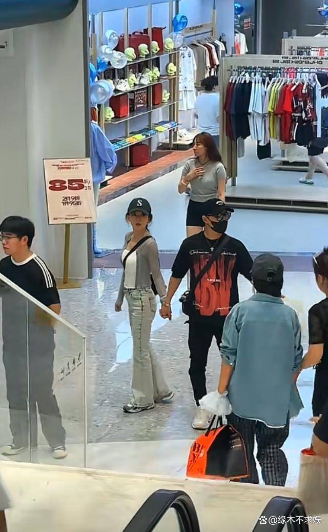 原创            汪峰疑似要五婚！飞新疆陪女友森林北买潮牌，还被偶遇看钻戒！