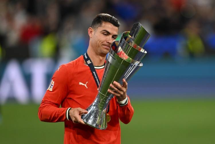 摩根：滕哈赫赶走C罗/马丁内斯让C罗踢主力，一个被解雇一个夺冠