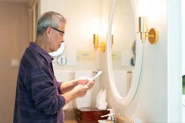 调查发现，每顿饭后要刷牙的人，不出几个月，牙齿或有这几种变化