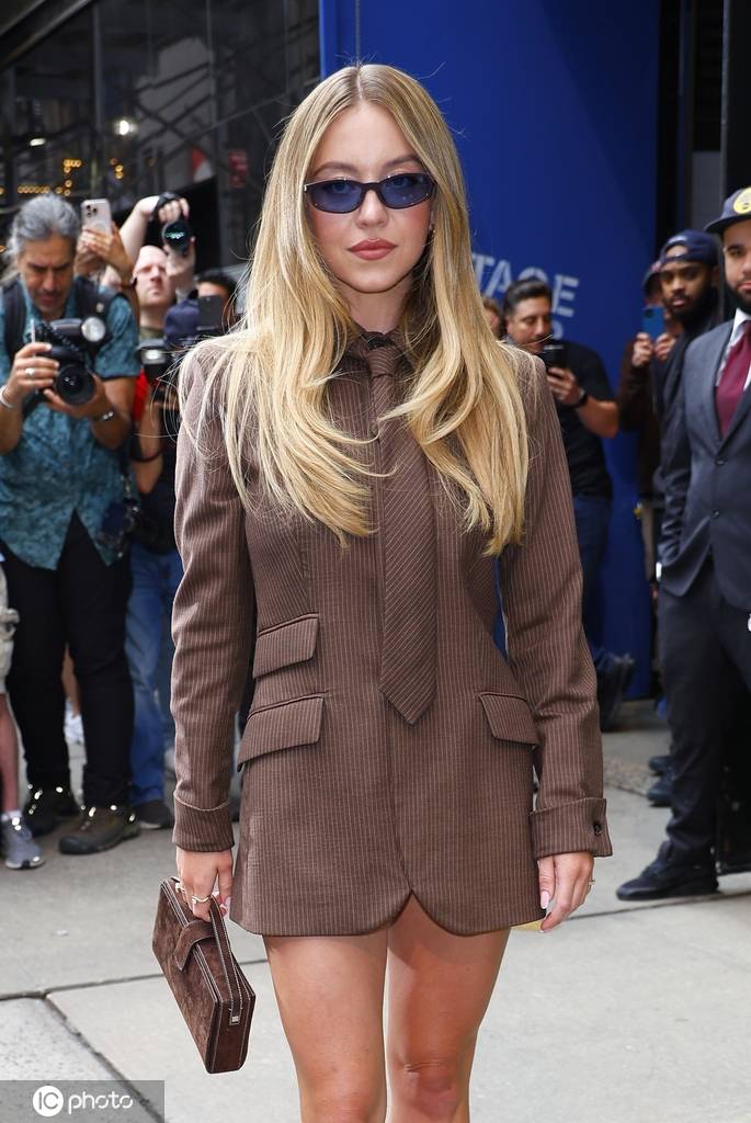 “悉尼妹”西德妮-斯威尼现身《早安美国》工作室外 棕色西装裙搭配领带恬静干练