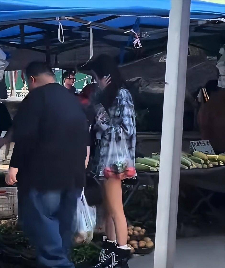 原创            孙怡孙越沙河大集录综艺，体型反差吸睛，试吃玉米形象全无