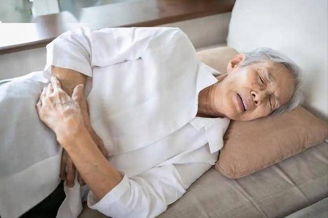 医生含泪苦劝：经常吃抗凝药，若身体有这3种异常，最好立即就医