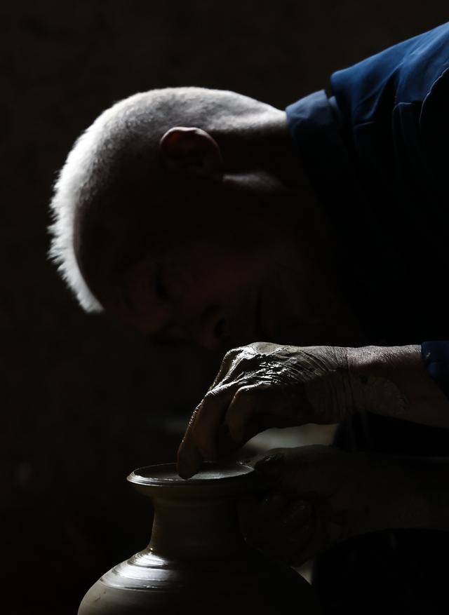 湖南桂东：传承陶瓷烧制技艺