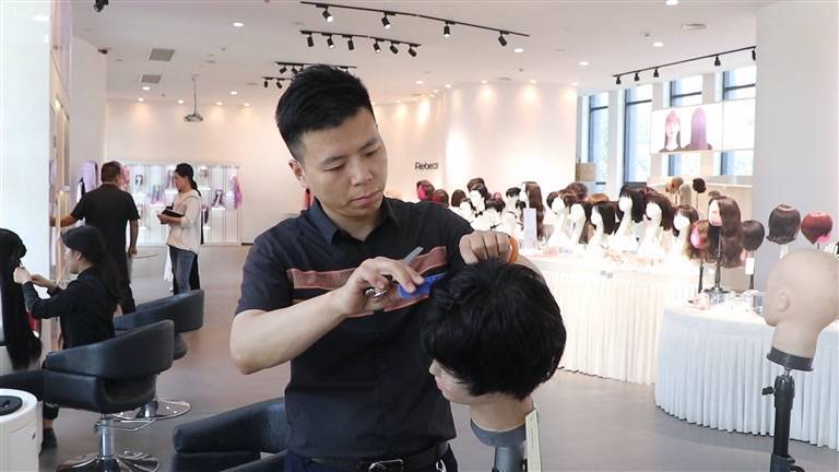 畅卖全球 河南有一套丨这里有一顶假发俏卖海外 许昌假发：编织时尚界“顶上艺术”