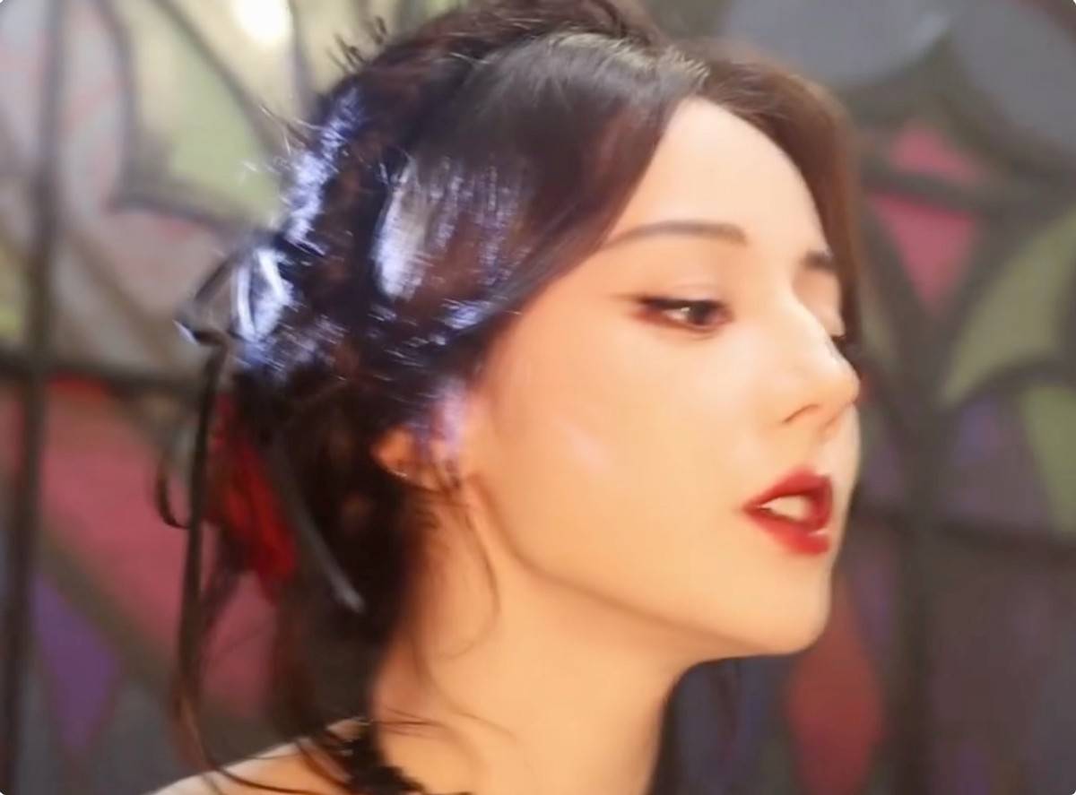 原创            热巴综艺造型曝光，桃花眼惊艳全场，妩媚风情一颦一笑