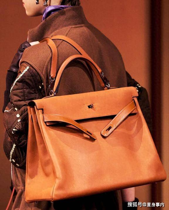 原创            爱马仕大秀：含胸驼背、一脸“男相”的李娜，治好了我的容貌焦虑