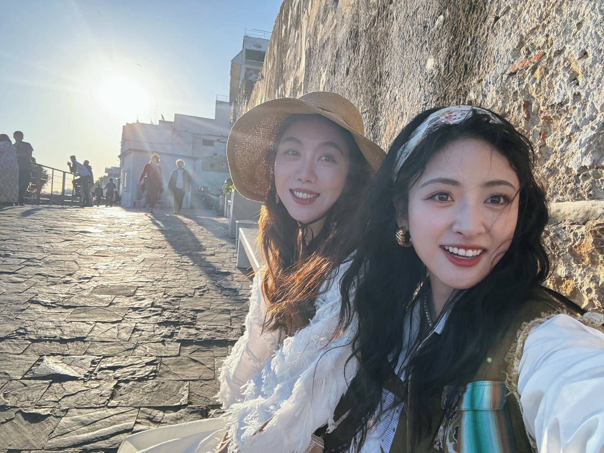 姜妍镜头下的沈月好鲜活！二人同框合影笑容满面心情好