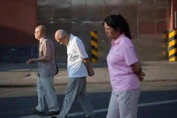 医生发现：脑梗患者若每天坚持散步，不出一年，或迎来这3个变化