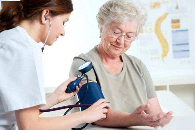 新发现！高血压患者慎喝3种茶！医生:有人血压失控，堪比悬崖边缘