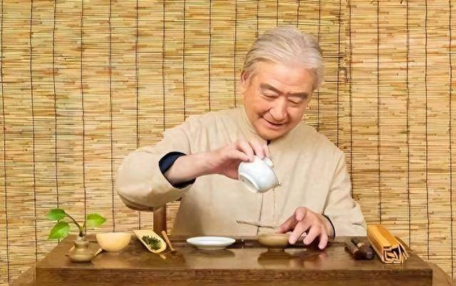 能活多久，喝绿茶就知？老年人每天喝绿茶后有这4种表现，别忽视