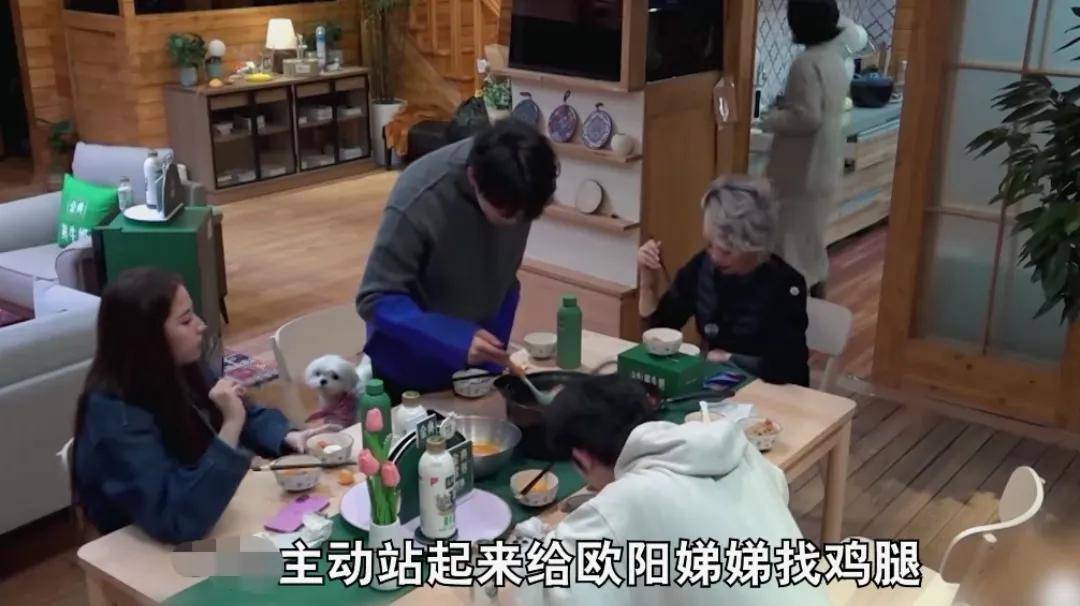 原创            朱丹偏心分鸡腿，男生优先，周一围也无力挽回