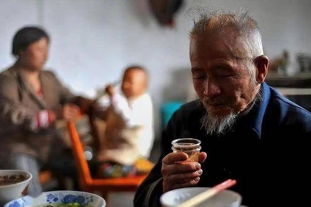 冠心病与喝酒有关？医生含泪苦劝：冠心病患者，最好少喝这3种酒