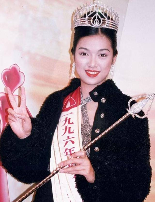 近况曝光！47岁前港姐拄拐杖公开亮相，曾患怪病疑健康再有问题