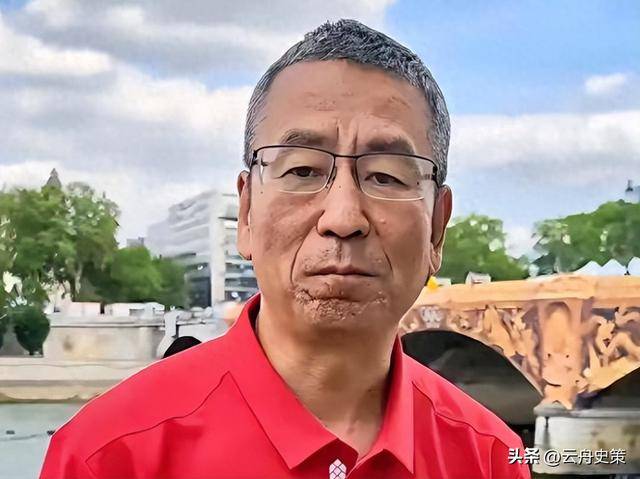 原创            “央视一哥”白岩松被病痛折磨，曾多次想不开，56岁白发满头