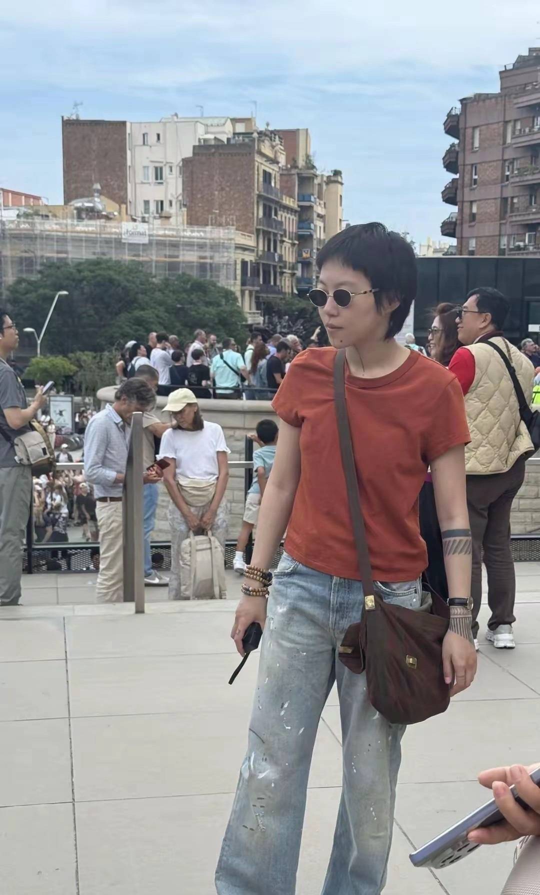 王菲女儿窦靖童现身西班牙被偶遇 戴墨镜酷范儿十足