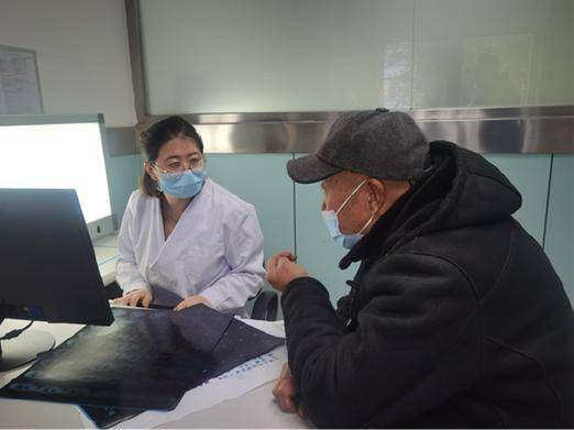 尿酸高与缺水有关？医生强调：高尿酸人，4个习惯是“尿酸凶手”