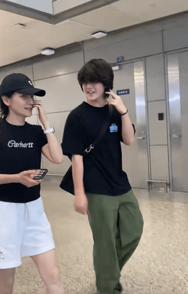 原创            胡可母子现身机场，14岁安吉大人身高小孩性格，一头长发封印颜值