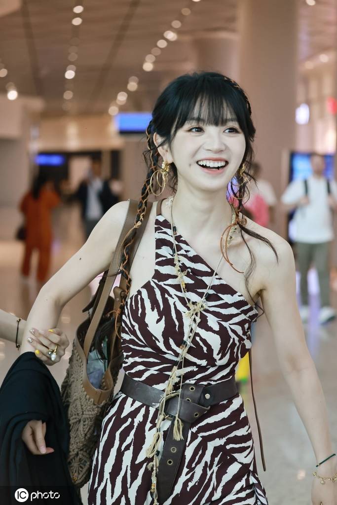 田曦薇在土耳其录制综艺结束现身机场