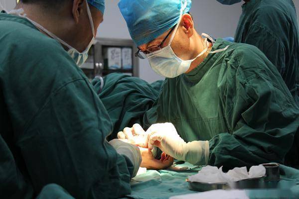 甘肃王女士，跨越三千多里的断指再造之路