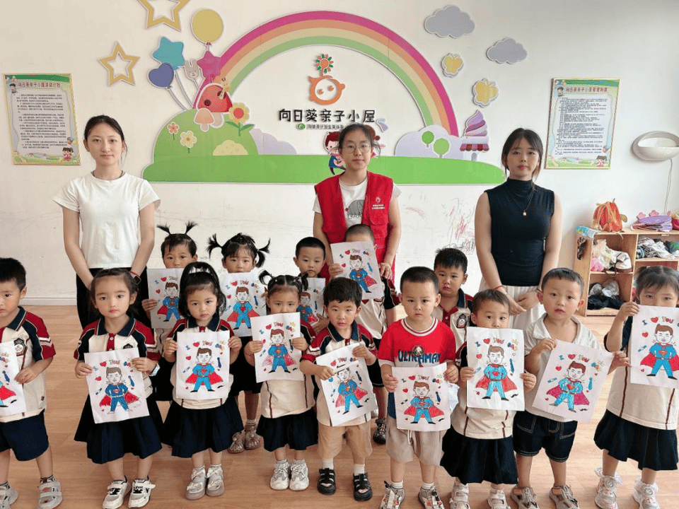 阳信县洋湖乡向日葵亲子小屋开展“我的超人爸爸”绘画活动