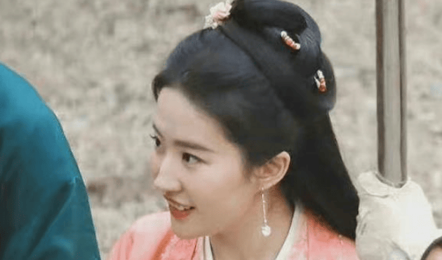 原创            刘亦菲戛纳吃饭被偶遇