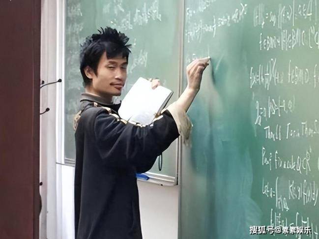 原创            韦东奕的办公室非常简陋，桌上摆着塑料袋，矿泉水瓶一个月才换