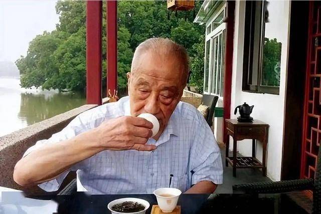 心脏不好还喝茶？医生苦劝：心脏不好的人，最好少喝这几种“水”