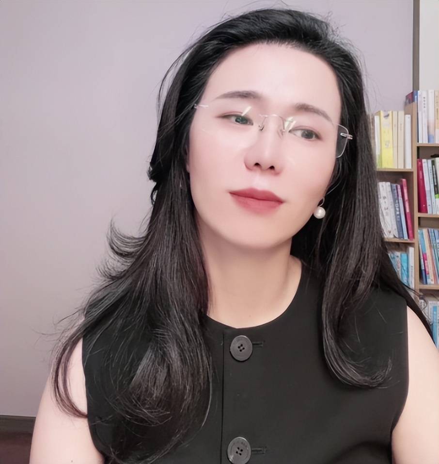 原创            美女网红律师“翻车”，线上线下“两张脸”？网友：美颜开大了