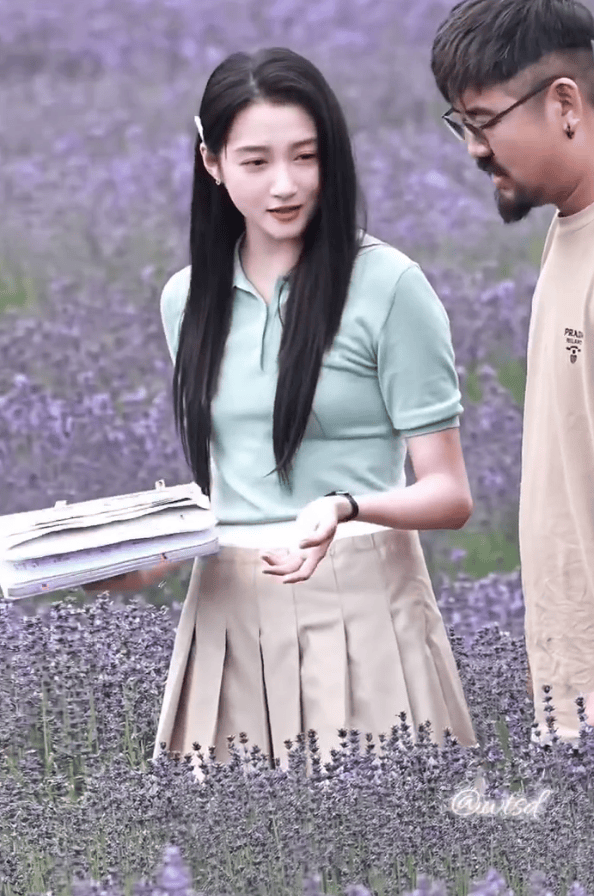 关晓彤穿衬衫配短裙好清新 和工作人员沟通很认真