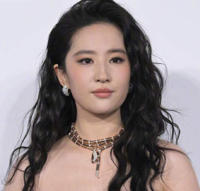 原创            刘亦菲工作室评论区沦陷！拒绝出席被嘲输不起，宋佳发言格局拉满