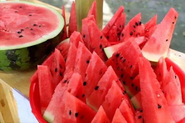 医生提醒：西瓜大量上市，这3类疾病的患者要谨慎，不要随便吃了
