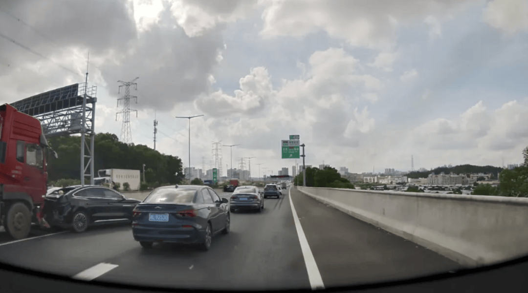 深圳一隧道内堵车，市民教科书级指挥！网友：给他颁奖！