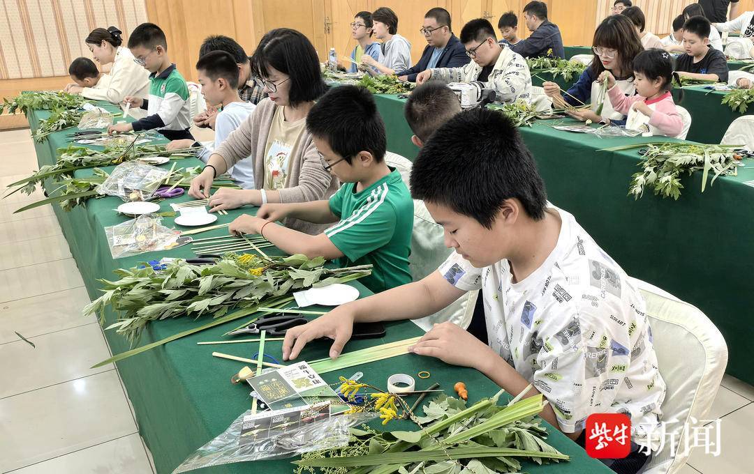 做竹编小船插艾草花束制端午香囊，大手牵小手，现场好温馨