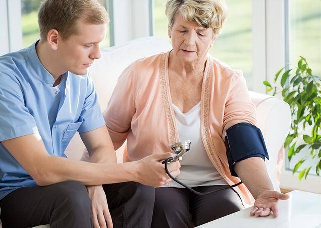 天气渐热，给三高的人提个醒：避免突发脑梗死，4个细节要警惕