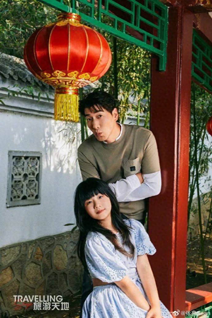 43岁张亮和10岁女儿合拍杂志大片，妹妹长成哥哥“天天”翻版