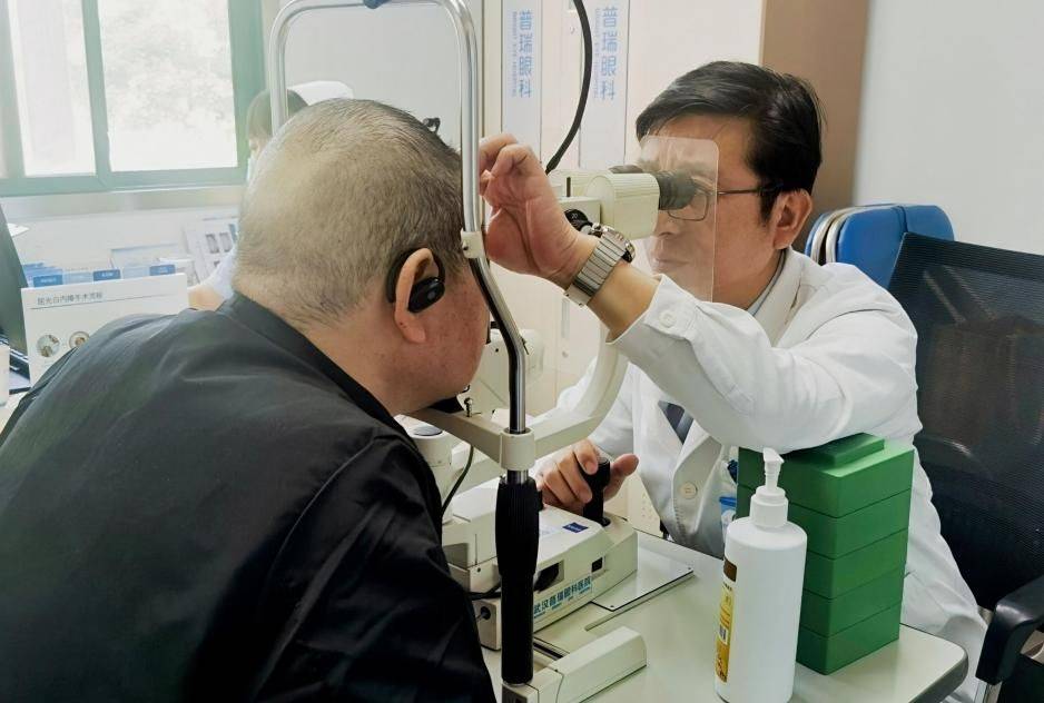 老人视物模糊看不清 武汉普瑞眼科程旭康完成白内障手术保其视力