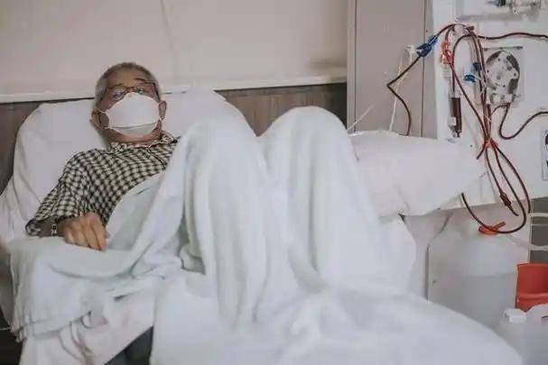 57岁男子肾衰竭离世，医生惋惜：患有肾衰竭，3类食物千万别贪多