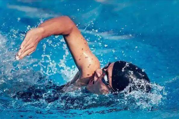 医生发现：坚持游泳的糖尿病患者，用不了半年，身体会有3大变化