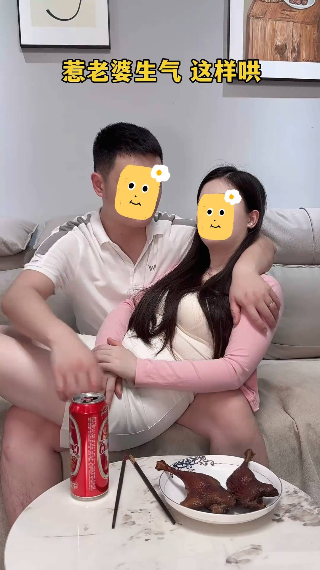 原创            男子想尽一切办法哄妻子消气，抱着喂她吃鸡腿：我以后再也不敢了