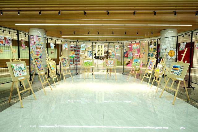 艺术“扮靓”童年，马峦街道联动辖区学校打造“童心绘梦”书画展