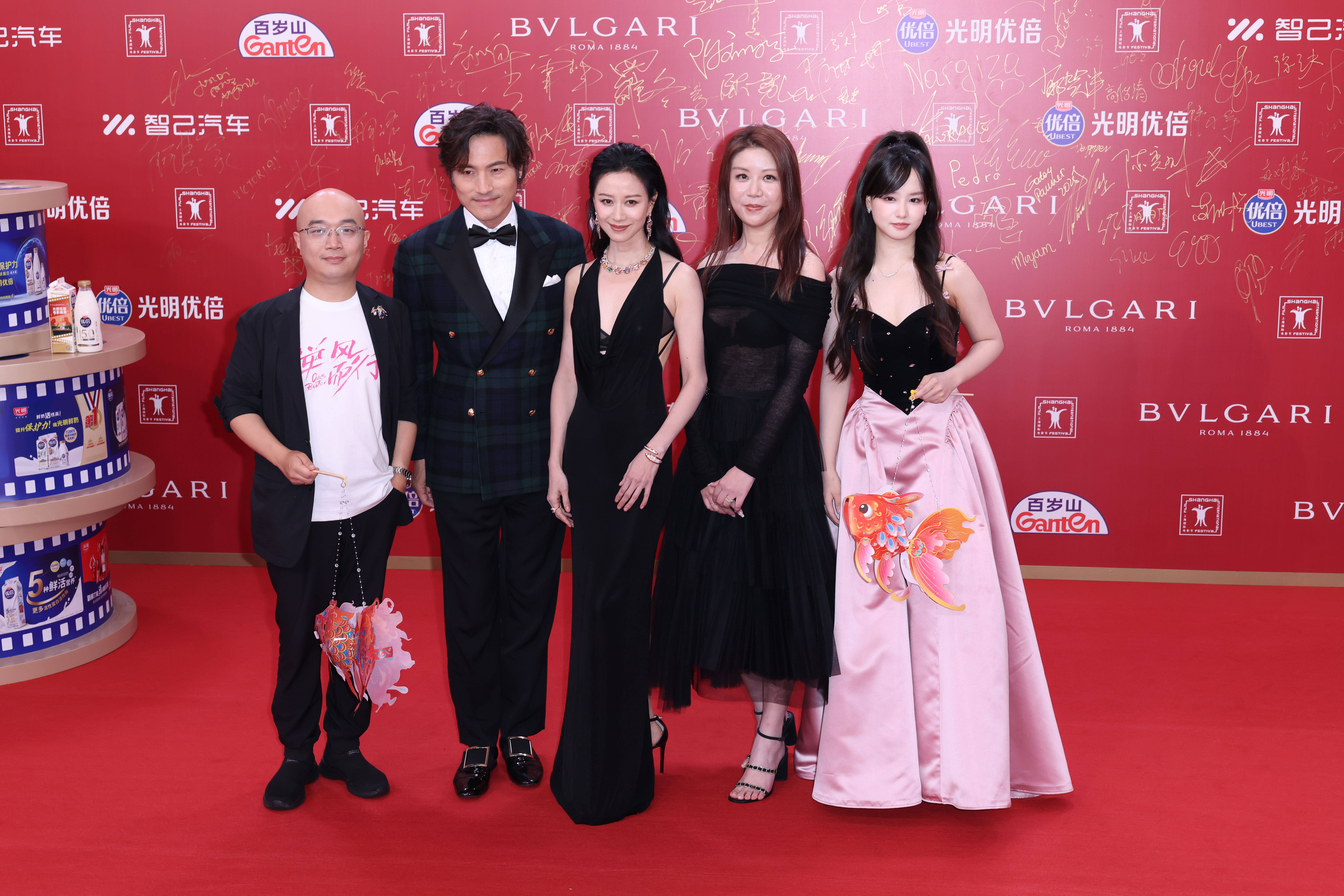 上海国际电影节举行闭幕红毯！黄晓明倪虹洁于适张子枫等亮相