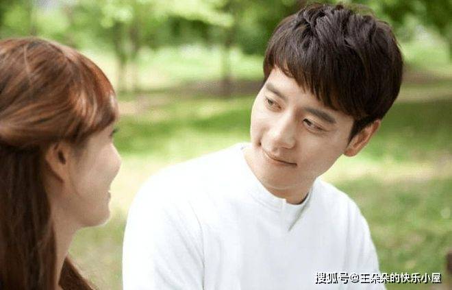 原创            男人对你有感觉，见到你时，会有这4个无法隐藏的“本能反应”！