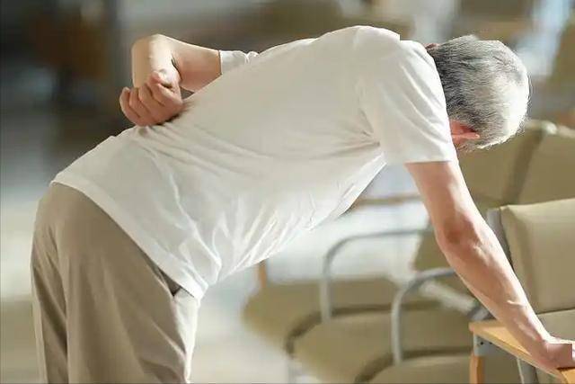 医生直言：最能加重腰肌劳损的行为，不是久坐！而是常做这4件事