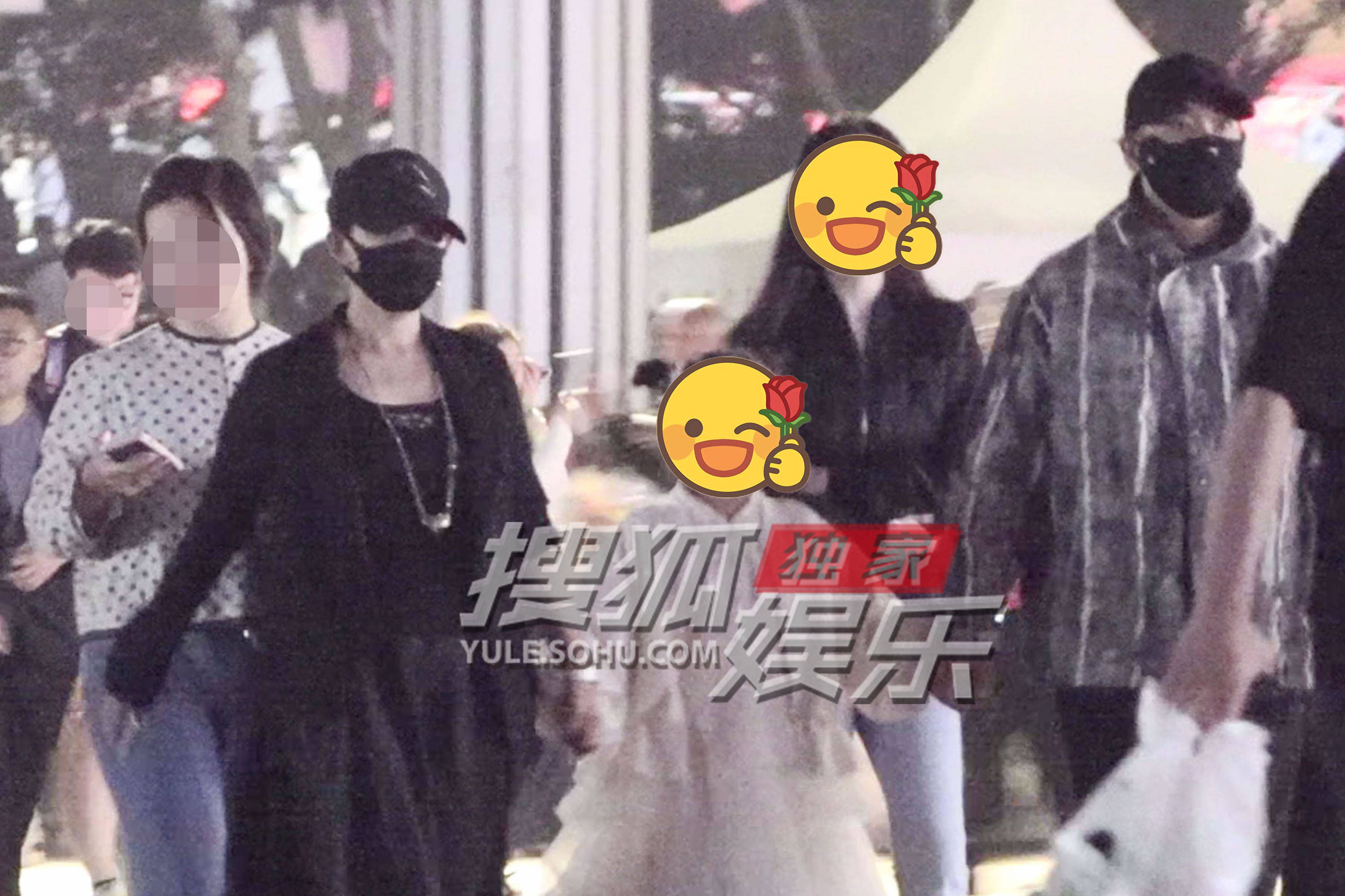 赵文卓一家看凤凰传奇演唱会 散场后太开心找不到车也不着急