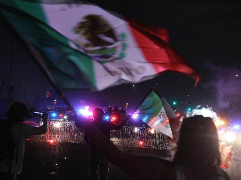 墨西哥国旗飘扬洛杉矶 白宫：看，罪证