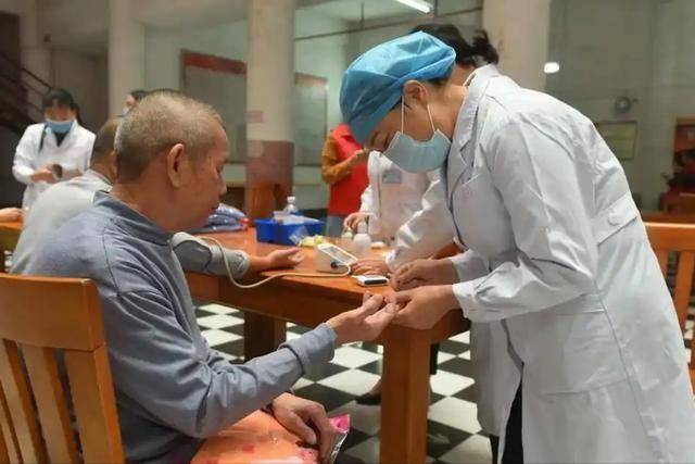 医生提醒：一旦确诊糖尿病，这4样食物必须戒掉，避免胰岛受损！