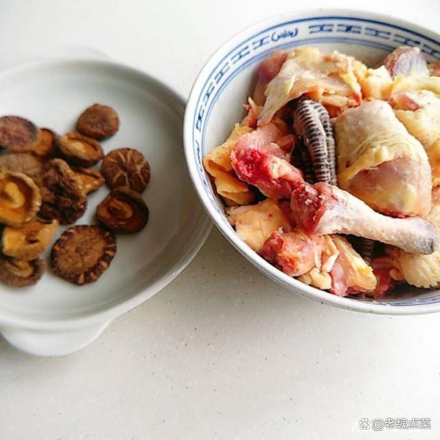 炖鸡汤的秘诀：营养满满，口感醇厚，补血又养颜