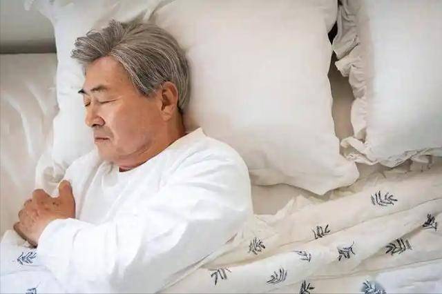 年纪越大越要少睡觉？医生强调：70岁之后，睡觉最好避免4件事