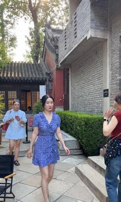 原创            霍思燕北京逛街被偶遇，肉肉身材意外美丽，45岁走路娇滴滴似少女